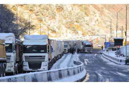 КПП "Верхний Ларс" на российско-грузинской дороге закрыт для грузовых автомобилей